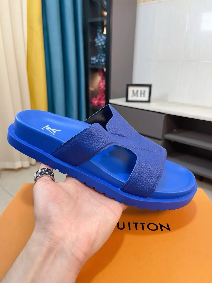 Men's shoes💰300🌹🌹【LV】Multi-color new men's slippers, original top-quality version, original special cowhide with pebbled embossing➕sheepskin on the inner and side, non-slip combination sole, more stable walking, more comfortable and lightweight, high-end and generous, size: 38~44